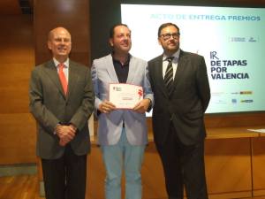Enrique Espinar recoge su diploma como 2º tapa mas valorada